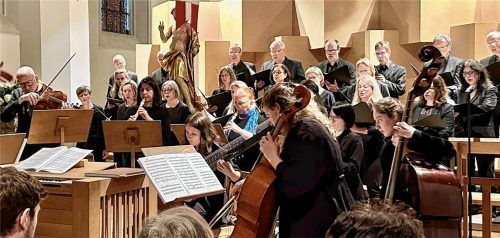Österlichen Jubel verbreitete der Kammerchor Rosenheim mit einem Barockorchester unter der Leitung von Christopher Ryser.Foto  Janka