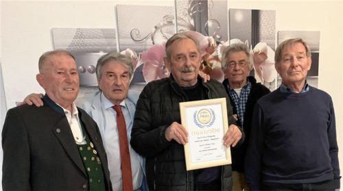 Otmar Nau (Mitte) wurde für 25 Jahre Chorgesang geehrt, umrahmt von seiner Vorstandschaft (von links) Benno Rummel, Wolfgang Zeller, Manfred Panhans und Helmut Janura.Foto re
