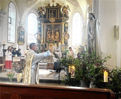 Pater Liviu huldigt mit Weihrauch dem auferstandenen Jesus Christus. Foto Hötzelsperger