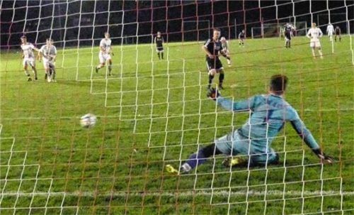 Per Elfmeter gelang der SG Inzell/Weißbach der wichtige Siegtreffer in der Schlussphase.Foto Helmuth Wegscheider