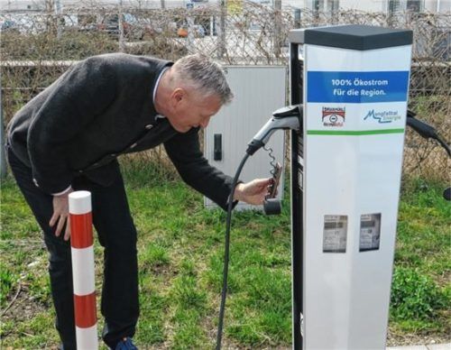 Per Smartphone startet Bürgermeister Richard Richter den Ladevorgang.Foto Baumann