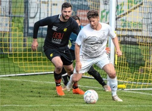 Peter Niedermeier (am Ball) leitete Ostermünchens Aufholjagd gegen Söchtenau ein.Foto Franz Ruprecht