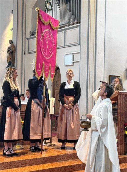 Pfarrer Maurus Scheurenbrand beim Segnen der neuen Fahne. Fotos  Re