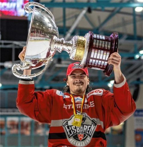 Meister: Der gebürtige Rosenheimer Yuma Grimm holte mit Regensburg den DEL2-Titel. Foto Andreas Nickl