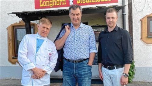 Prominenter Besuch im Schechener Steakhouse „Longhorn“: Ministerpräsident Markus Söder (Mitte) mit Küchenchef Franz Suchanovsky (links) und Oberkellner Michael Gallik. Foto Gallik