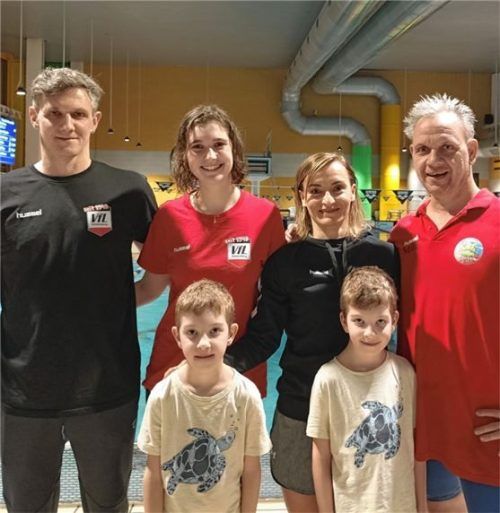 Reichlich Medaillen landeten in der Vitrine der Piranhas vom VfL Waldkraiburg. Foto privat