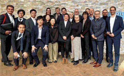 Rosenheimer Delegierte, Vertreter der internationalen Abteilung der Stadt Ichikawa und der Außenhandelsorganisation Jetro, Ryoko Gotho (vordere Reihe, Dritte von links), Susanne Schierok (vordere Reihe, fünfte von links) und Oberbürgermeister Andreas März (rechts) bei der Wirtschaftstagung. Foto re