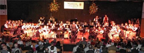 Rund 400 Besucher genossen das traditionelle Frühjahrskonzert der Musikkapelle Grabenstätt in der Turn- und Mehrzweckhalle, an dem sich nach der Pause auch die Jugendkapelle Grabenstätt beteiligen durfte. Beide Kapellen ernteten viel Applaus. Foto  Müller