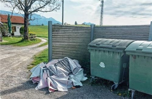 Schon mehrfach wurde am Sportplatz Söllhuben einfach Müll abgeladen.Foto Karl Rothmayer
