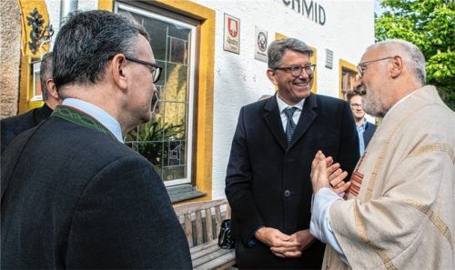 Schon vor der Kundgebung unterhielt sich Wolfram Weimer (Mitte) mit Staatsminister Dr. Florian Herrmann (links) und den Kapuzinerbruder Paulus. Foto Stache