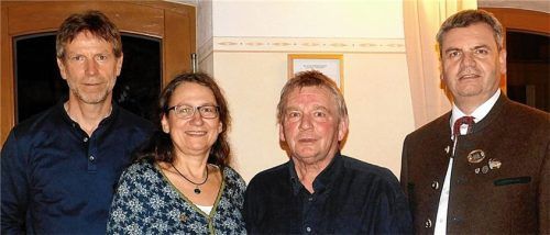 Schützenmeister Arno Prexl (von rechts) ehrte die langjährigen Mitglieder Hans Lamprecht, Elisabeth Dörringer (beide 40 Jahre) und Josef Wenzl (25 Jahre).Foto unterforsthuber