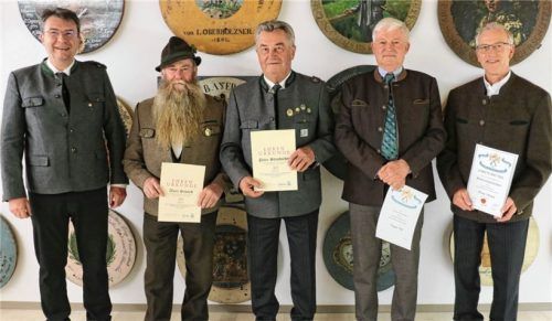 Schützenmeister Franz Kiesmüller (von links) verlieh Alois Schmid das Abzeichen für 50-jährige aktive Mitgliedschaft beim DSSB/BSSB und an Peter Staudacher für 40 Jahre. Kaspar Öttl wurde für 40-jährige Vereinsmitgliedschaft geehrt und Heinz Scheck erhielt eine Dankurkunde für seine zehnjährige Tätigkeit als Schützenkommissar. Foto Rehberg