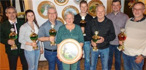 Schützenmeister Stefan Kohlbeck (links) und Martin Hahn (Zweiter von rechts) mit den besten Schützen der Saison (von links): Vereinsmeisterin Andrea Kohlbeck Helmut Steinberger, Theresa Schneiderbauer, Gerhard Gebler, Walter Wurfbaum und Jakob Schaber. Foto hamberger