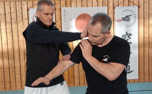 Selbstverteidigungs-Ausbilder Jürgen Kestner (links) demonstriert eine Abwehrtechnik an „Angreifer“ Björn Hoffmann. Foto RE