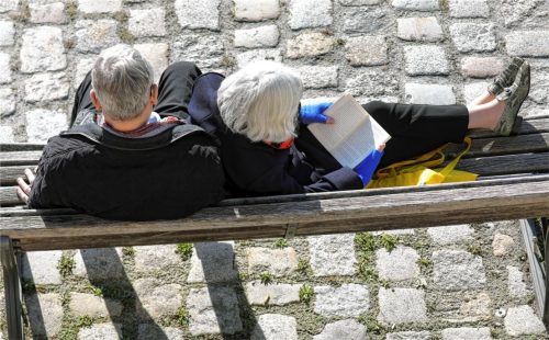Senioren sollen in der Gemeinde Brannenburg auch im höheren Alter ein so weit wie möglich selbstbestimmtes Leben führen können. Foto dpa