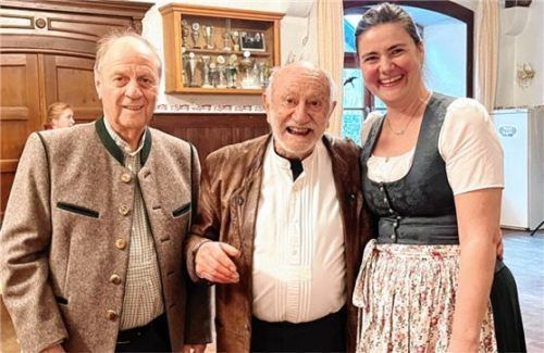 Sepp Hieber (links) und Eva-Maria Kotte freuten sich über den Besuch von Hans Stuffer, dem Gründer der Volksmusikwoche.