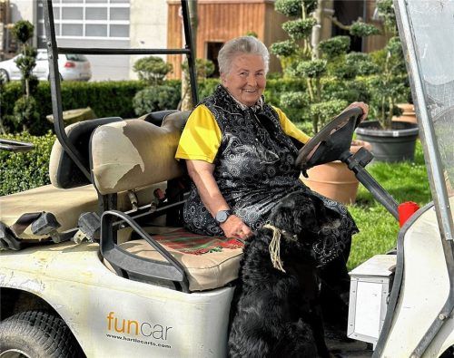 Sie ist täglich mit ihrem Golfwagerl im Familienunternehmen in Wurzach unterwegs, immer begleitet wird Maria Weiß von Hund Casanova. Foto privat