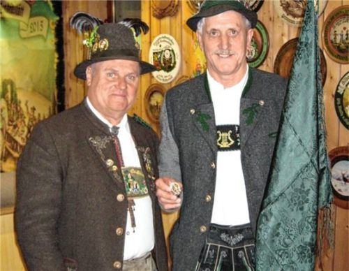 Sieger bei „Punkt/Meister“ in der allgemeinen Klasse wurde Nikolaus Kratz (rechts) von der SG Saulgrub. Bei der Siegerehrung überreichte ihm der 1. Schützenmeister der ZSG Alois Binder eine echt silberne, teilvergoldete Hutnadel und als äußeres Siegeszeichen einen der begehrten Wachler. Foto  Müller
