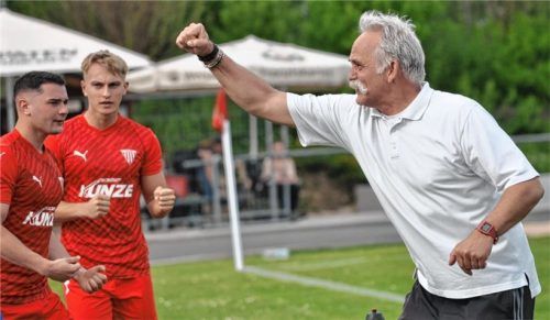 Siegerfaust: Bruckmühls Coach Mike Probst nach dem Schlusspfiff.Foto Thomas Neumeier