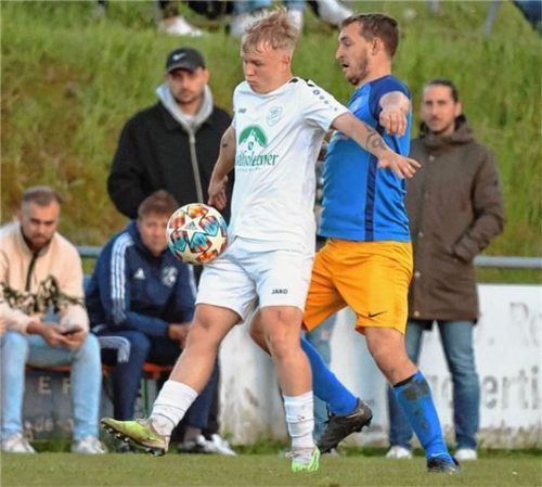 Siegsdorf Felix Brandner sichert hier den Ball vor Peterskirchens Dominic Toller ab.Foto mb.presse – Butzhammer