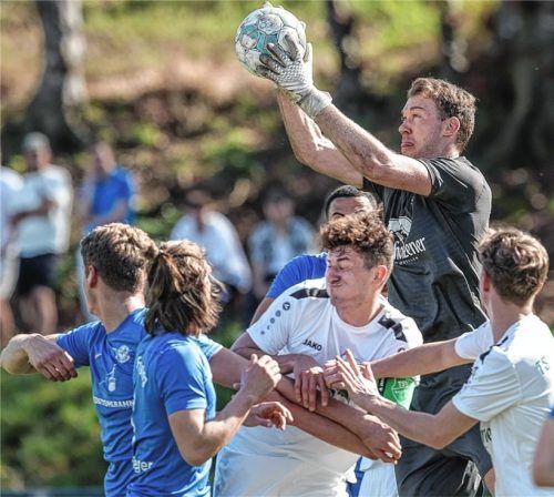 Siegsdorfs Torhüter Fabian König war in dieser Szene der Herr der Lüfte.Foto Hans Weitz