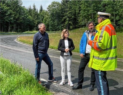 Sollte das Sudelfeld für Biker gesperrt werden? Unter anderem darüber diskutierte die Bundestagsabgeordnete Daniela Ludwig beim Ortstermin 2023 mit Anlieger Hubert Wildgruber (links), dem Oberaudorfer Bürgermeister Matthias Bernhardt (Zweiter von rechts) und Peter Böttinger von der Verkehrspolizeiinspektion Rosenheim. Foto RE/dpa