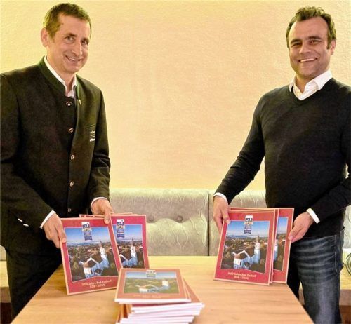 Stellten die neue Festbroschüre vor: Bürgermeister Alois Loferer (rechts) und Kurdirektor Peter Helfmeyer.Foto Ammelburger