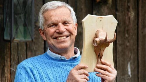 Stellvertretend für den bayerischen Ministerpräsidenten wurde dem Kiefersfeldener Bürgermeister der bronzene „Kufsteinbock“ überreicht. Foto Schmidt