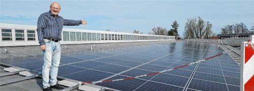 Stolz steigt der stellvertretende Schulleiter Erich Menacher persönlich auf das Dach des Inntal-Gymnasiums Raubling, um die neue PV-Anlage in Augenschein zu nehmen. Foto Sönmez