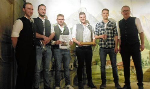 Strahlende Sieger: (von links) Stefan Zieglgänsberger, Lukas Hartmann, Michael Lippacher, Markus Breu, Thomas Fürfanger und Ferdinand Kaltner. Foto mittermeier