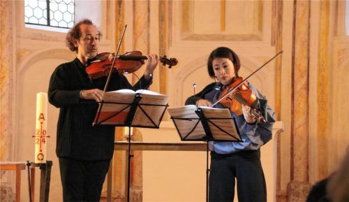 Tänzerische Leichtigkeit zweier Violen in der Kirche St. Walburg beim Kloster Seeon: Razvan Popovici (links) und Tomoko Akasaka.Foto benekam
