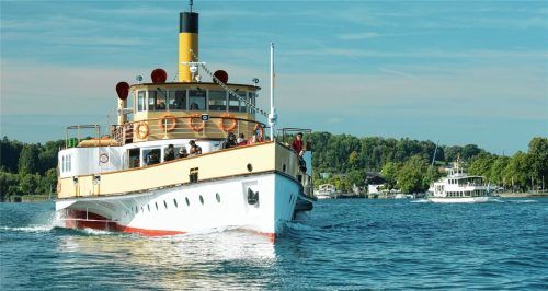 Tausende Besucher tummeln sich jedes Jahr am Ufer des Chiemsees und sind mit der Flotte der Chiemseeschifffahrt – wie auf dem Bild zu sehen – auf dem See unterwegs. Diesen Andrang gilt es auch aus Sicht des Naturschutzes zu bewältigen.Foto Berger