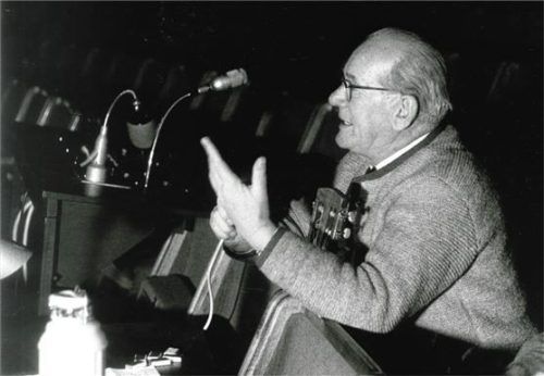 Tobi Reiser 1965 am Regiepult im Großen Festspielhaus Salzburg. Foto Hans Köhl, Kulturwerk Salzburg/EBES-Volksmusik