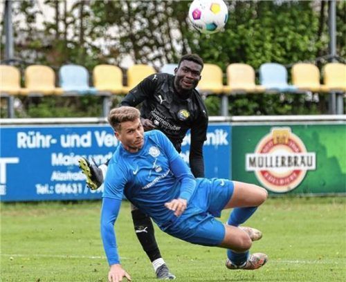 Tögings Jubril Oseni kommt hier vor dem Freilassinger Georg Wieser zum Abschluss.Foto Gabi Zucker