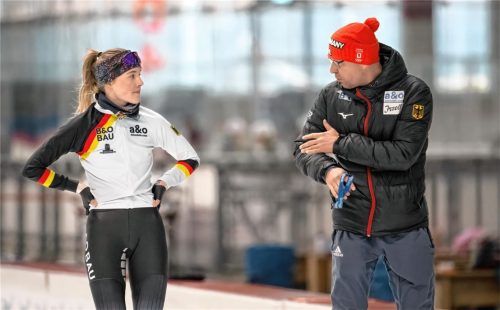Trainer Andreas Kraus in Inzell mit Weltcup-Starterin Anna Ostlender.Foto Ernst Wukits