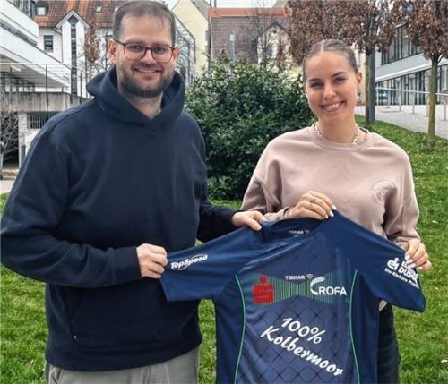 Trainer Dr. Michael Fuchs überreichte Annett Kaufmann bereits das Kolbermoorer Trikot.Foto SV-DJK Kolbermoor