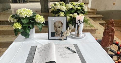 Trauer um Rainer Gerth (†64) – In der Kirche von Gabersee liegt ein Kondolenzbuch aus. Der Oberarzt wurde am Montag in der Nähe seines Arbeitsplatzes niedergestochen.Foto re