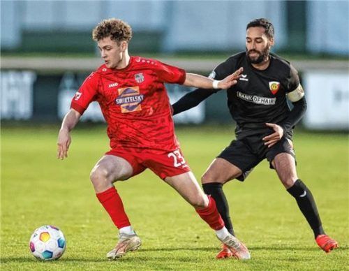 Traunsteins zweifacher Torschütze Alessandro Discetti (links) gegen Unterföhrings Tayfun Arkadas.Foto Hans Weitz