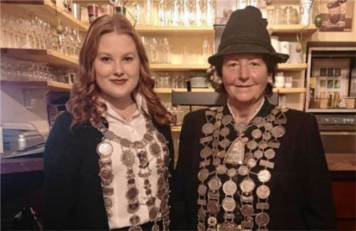 Treffsicher: Jugendschützenkönigin Larissa Kea und Schützenkönigin Maria Estner (rechts). Foto re