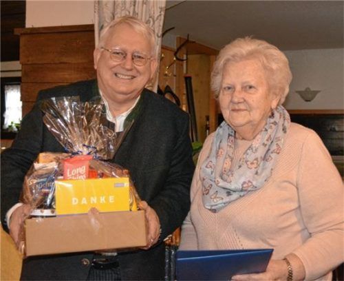 Treues Mitglied: Vorsitzender Franz Heuberger ehrte Ursula Weiser, die dem Sozialverband VdK bereits seit 50 Jahren angehört. Foto  Eder