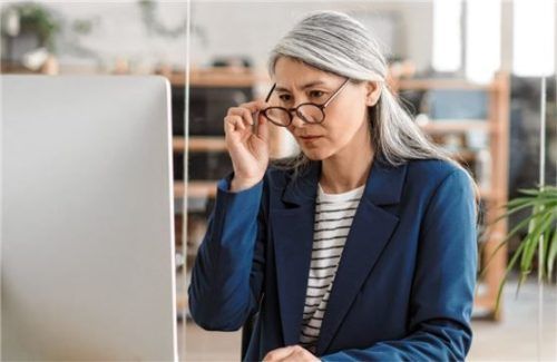 Um Fehlhaltungen und Probleme zu vermeiden, gilt es, die richtige Bildschirmbrille zu finden. Foto adobestock