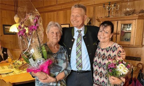 Unter der Mitwirkung des Rathauschefs Richard Richter (Mitte) erfolgte die feierliche „Stabübergabe“ von Christa Kummert (links) an Cornelia Ahrens. Foto Torsten Neuwirth