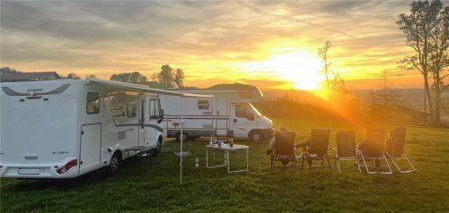 Urlaub auf dem Bauernhof: Auf dem Aussiedlerhof der Familie Weyerer aus Samerberg genießen Camper den Sonnenuntergang. Foto Weyerer