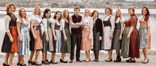 Ursprünglich ein Firm- und Jugendchor: die sangesfreudigen Damen und „Hahn im Korb“, Emanuel Goldstein, feiern.Foto re