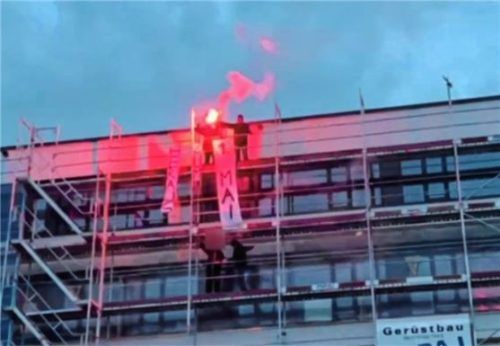 Vermummte klettern in einem Film der Antifa auf ein Baugerüst, zünden ein Signalfeuer und schwenken Banner mit der Aufschrift „Heraus zum 1. Mai“. Foto Antifa