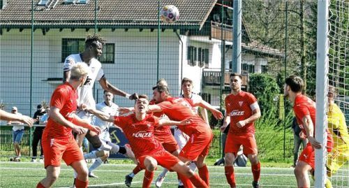 Viele Bruckmühler, der Ball ist aber bei einem Garmischer: Momo Ndiaye vergibt aber diese Kopfballchance.Foto Oliver Rabuser