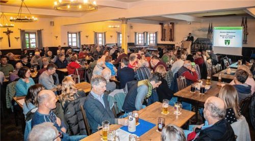 Viele Bürger lauschten den Ausführungen des Bürgermeisters.Foto Stache
