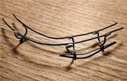 Viele Stunden Feinarbeit: Das ist ein Prototyp für die Murmelschiene. Krista musste viele Drahtschlaufen dafür herstellen. Foto Wildauer