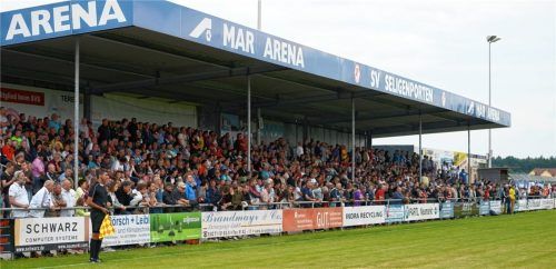 Volle Ränge beim SV Seligenporten: Mittlerweile hat der Ex-Regionalligist seinen Spielbetrieb für die laufende Saison eingestellt. Foto Dirk Meier