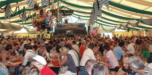 Volles Zelt beim Volksfest Pang: So wie auf diesem Archivbild sah es auch am Freitag aus. Stunden später lag ein junger Mann blutend nur wenige Hundert Meter weiter auf der Straße.